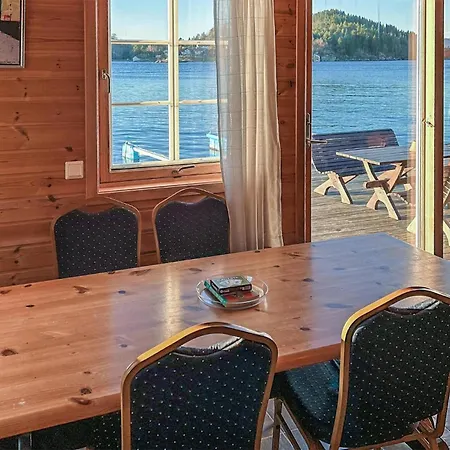 3 Bedroom Pet Friendly In Apartment *